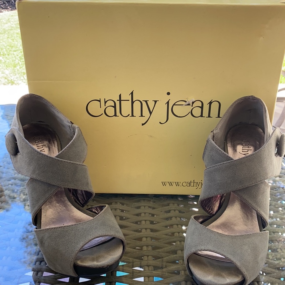 Grey heeled work pumps